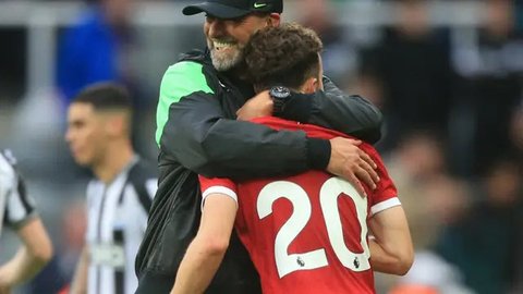 Pemain Liverpool, Diogo Jota melakukan selebrasi setelah mencetak gol kedua timnya ke gawang Union Saint-Gilloise pada laga Grup E Liga Europa 2023/2024 yang berlangsung di Anfield, Inggri