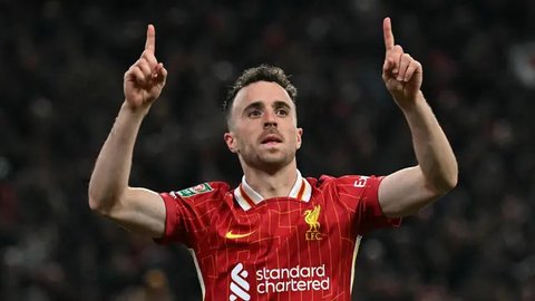 Pemain depan Liverpool asal Portugal, Diogo Jota mengangkat trofi Liga Premier pada akhir pertandingan melawan Crystal Palace di Stadion Anfield, Liverpool, Inggris pada 25 Mei 2025. (Paul EL