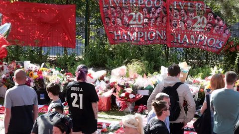 Pemain depan Liverpool asal Portugal, Diogo Jota mengangkat trofi Liga Premier pada akhir pertandingan melawan Crystal Palace di Stadion Anfield, Liverpool, Inggris pada 25 Mei 2025. (Paul EL