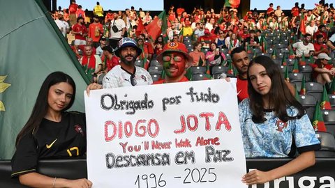 Pemain depan Liverpool asal Portugal, Diogo Jota mengangkat trofi Liga Premier pada akhir pertandingan melawan Crystal Palace di Stadion Anfield, Liverpool, Inggris pada 25 Mei 2025. (Paul EL