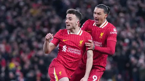 Andy Robertson, Diogo Jota, dan Roberto Firmino saat membela Liverpool. (JUSTIN TALLIS / AFP)