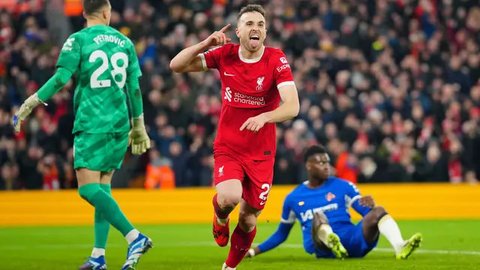 Andy Robertson, Diogo Jota, dan Roberto Firmino saat membela Liverpool. (JUSTIN TALLIS / AFP)