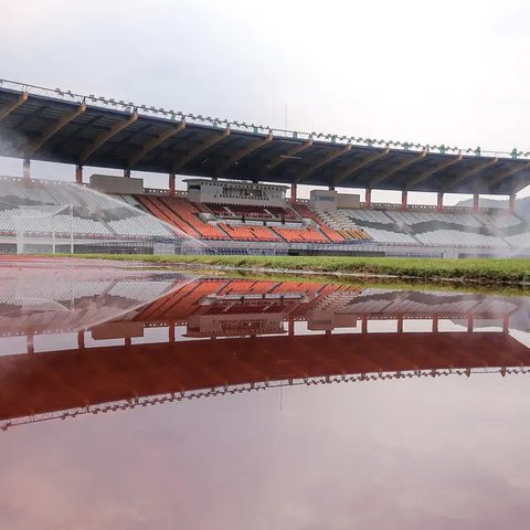 Suasana pertandingan matchday kedua Grup D Piala Dunia U-17 2023 antara Senegal vs Polandia di Stadion Si Jalak Harupat, Bandung, Selasa (14/11/2023). Duel ini harus ditunda sementara karena