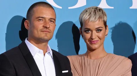 Penyanyi Katy Perry berpose dengan pacarnya Orlando Bloom saat menghadiri pemutaran perdana untuk serial televisi "Carnival Row" di Los Angeles, California, AS (21/8/2019). (AP Photo/Chris Pi