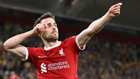 Pemain Liverpool, Diogo Jota melakukan selebrasi setelah mencetak gol kedua timnya ke gawang Union Saint-Gilloise pada laga Grup E Liga Europa 2023/2024 yang berlangsung di Anfield, Inggris,
