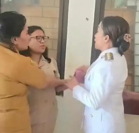 Bupati Ratu nyaris adu jotos dengan staf perempuan Dinas Pendidikan SDB. (Foto: Istimewa/Ola Keda)