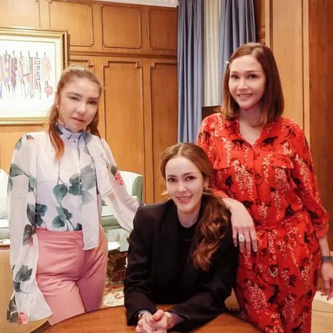 8 Potret Cantik Menawan Maia Estianty dalam Balutan Outfit Serba Merah, Warna Mencolok Auto Jadi Elegan Dipakai Istri Irwan Mussry