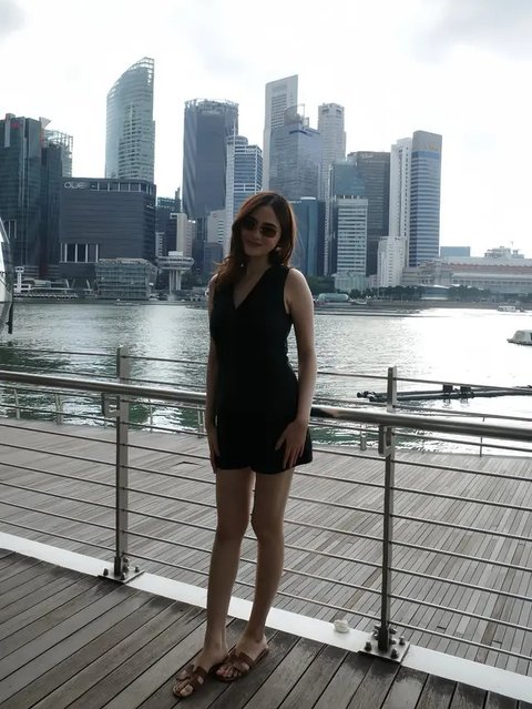 Lihat di sini gaya elegan Syifa Hadju liburan di Singapura. [@syifahadju].