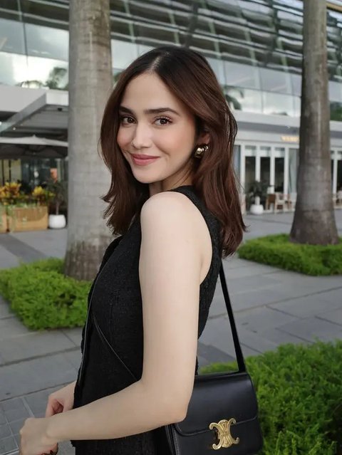 Lihat di sini gaya elegan Syifa Hadju liburan di Singapura. [@syifahadju].