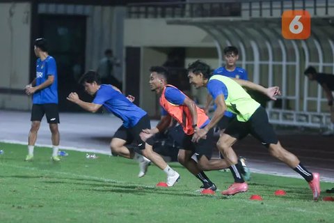 Pemain Oxford United, Ole Romeny, memberikan keterangan dalam konferensi pers terkait Piala Presiden 2025 di SCTV Tower, Senayan, Jakarta Pusat, Jumat (4/7/2025).(Bola.com/M Iqbal Ichsan)