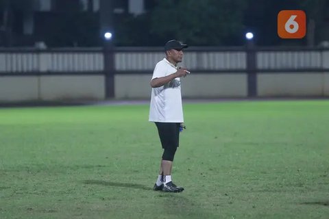 Rahmad Darmawan memimpin sesi latihan Liga Indonesia All Star di Stadion PTIK, Jakarta Selatan, Kamis (3/7/2025) jelang berlaga di Piala Presiden 2025. (Bola.com/Muhammad Iqbal Ichsan)