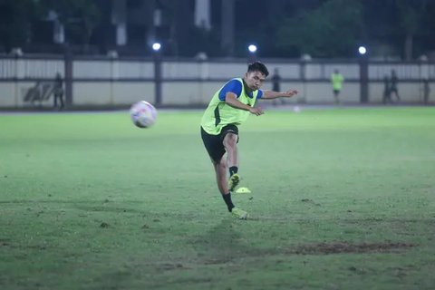 Rahmad Darmawan memimpin sesi latihan Liga Indonesia All Star di Stadion PTIK, Jakarta Selatan, Kamis (3/7/2025) jelang berlaga di Piala Presiden 2025. (Bola.com/Muhammad Iqbal Ichsan)