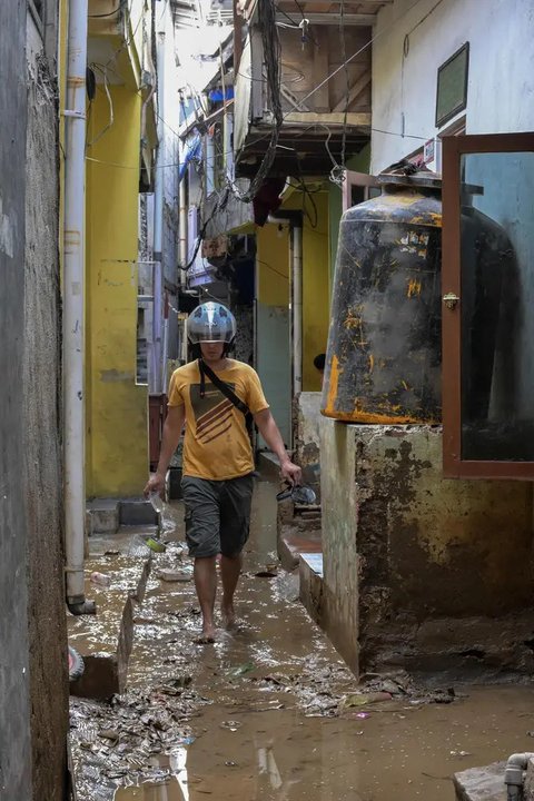 Badan Penanggulangan Bencana Daerah (BPBD) DKI Jakarta mencatat, sebanyak 100 Rukun Tetangga (RT) dan 3 ruas jalan tergenang banjir. (BAY ISMOYO/AFP)
