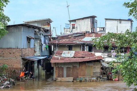 Badan Penanggulangan Bencana Daerah (BPBD) DKI Jakarta juga mencatat total 996 warga mengungsi di 17 lokasi berbeda yang tersebar di Jakarta Timur, Jakarta Barat, Jakarta Pusat, dan Jakarta Selatan, Senin (7/7/2025). (BAY ISMOYO/AFP)