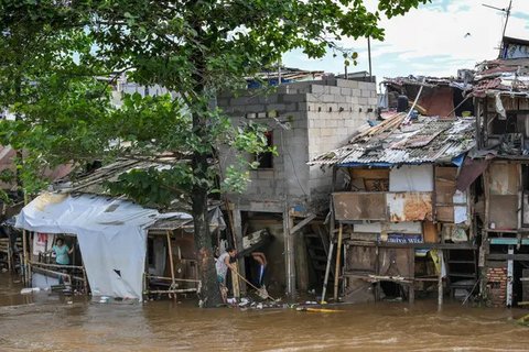 Pemerintah Provinsi DKI Jakarta mengimbau warga untuk tetap waspada terhadap potensi banjir susulan, khususnya mereka yang tinggal di wilayah rawan genangan. (BAY ISMOYO/AFP)