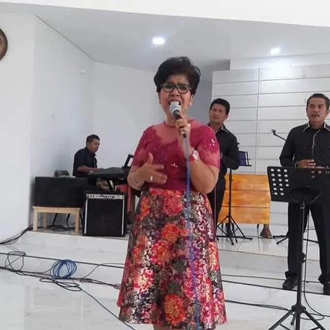 Galeri Foto Rita Butar Butar Pakai Dress Brokat  Instagram @ritabutarbutar
