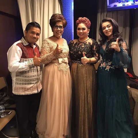 Galeri Foto Rita Butar Butar Pakai Dress Brokat  Instagram @ritabutarbutar