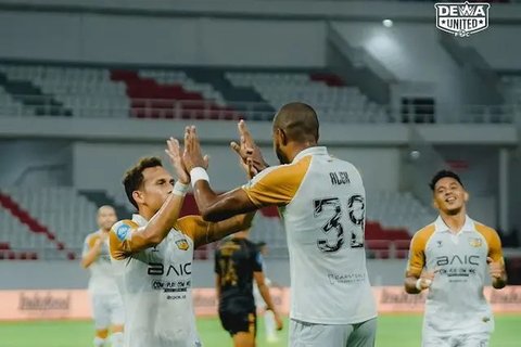 Skuad Dewa United merayakan gol Alex Martins ke gawang Persib Bandung, Jumat (17/1/2025) (c) Dok. Dewa United