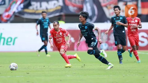 Sementara, Liga Indonesia All Stars berhasil memperkecil ketertinggalan lewat gol Rizky Dwi di menit ke-76 dan Eksel Runtukahu di menit 81. (Liputan6.com/Helmi Fithriansyah)
