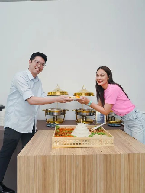 Kantor Baru Luna Maya Jadi Sorotan, Begini Momen Serunya Perayaan Bersama Tim (sumber: Instagram/lunamaya)