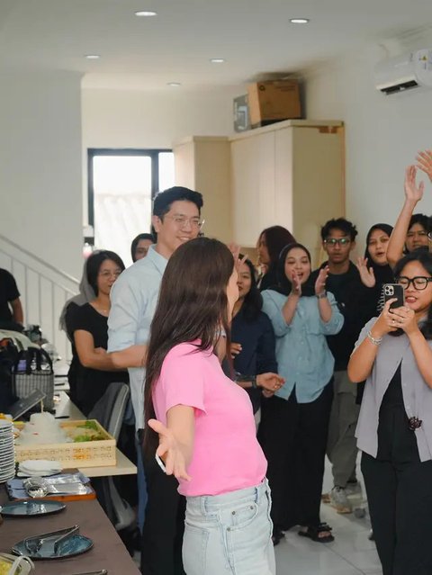 Kantor Baru Luna Maya Jadi Sorotan, Begini Momen Serunya Perayaan Bersama Tim (sumber: Instagram/lunamaya)