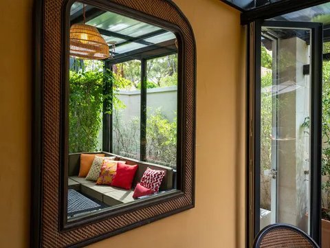 Inspirasi Teras Rumah Kecil agar Tampak Luas (Foto: Reve Art AI)