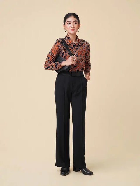 Model Celana yang Cocok Dipadukan dengan Baju Batik (Foto: Reve Art AI)