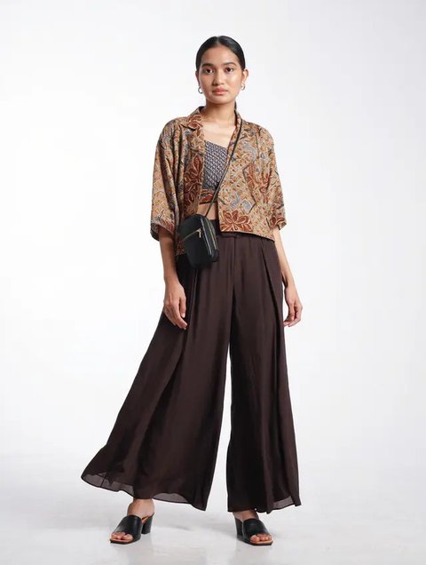 Model Celana yang Cocok Dipadukan dengan Baju Batik (Foto: Reve Art AI)