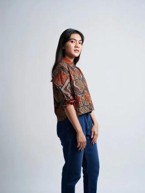 Model Celana yang Cocok Dipadukan dengan Baju Batik (Foto: Reve Art AI)