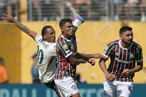 Pemain Chelsea, Joao Pedro mencetak gol ke gawang Fluminense pada semifinal Piala Dunia Antarklub 2025 hari Rabu (09/07/2025) dini hari WIB. (JUAN MABROMATA / AFP)