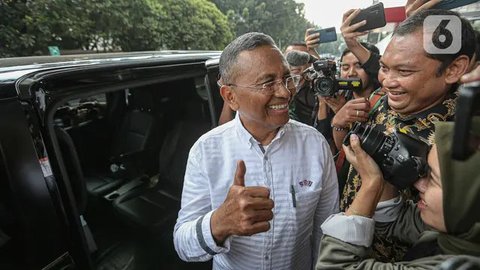 Ekspresi mantan Menteri Badan Usaha Milik Negara (BUMN) Dahlan Iskan saat tiba untuk menjalani pemeriksaan di Gedung Merah Putih KPK, Jakarta, Kamis (14/9/2023). Dahlan Iskan diperiksa terkai