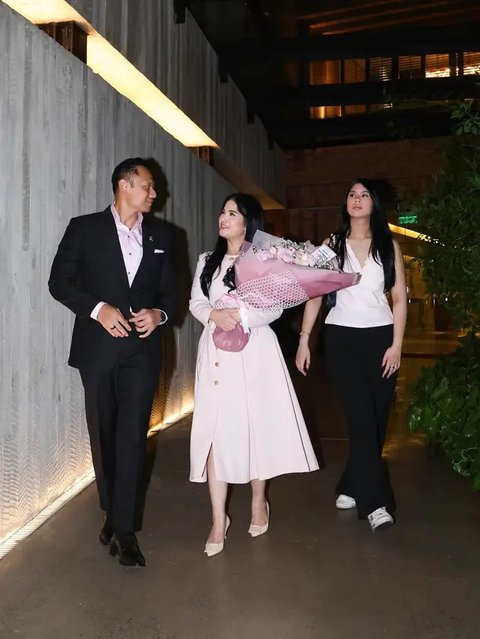 Gaya Annisa Yudhoyono dan AHY saat Rayakan Hari Pernikahan