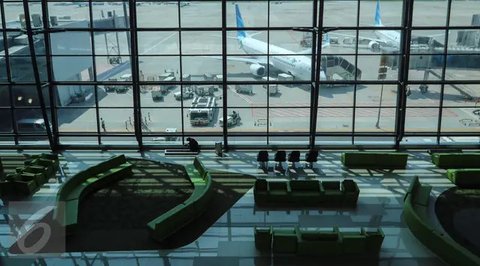 Pesawat Garuda terparkir di landasan pacu Terminal 3, Bandara Soekarno Hatta, Banten, Rabu (17/11/2021). Maskapai Garuda Indonesia akan menutup 97 rute penerbangannya secara bertahap hingg