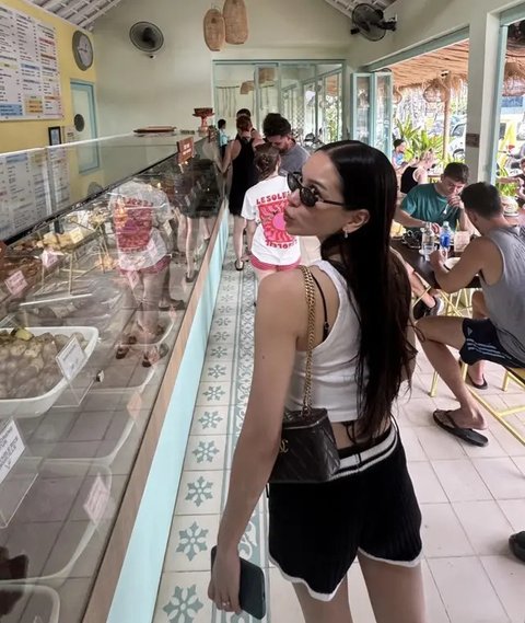 Alyssa Daguise Liburan Sambil Bekerja di Bali. [@michelemaryam]