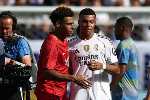 Luka Modric tertunduk lesu ketika Real Madrid kandas dari PSG pada semifinal Piala Dunia Antarklub 2025. (FRANCK FIFE / AFP)