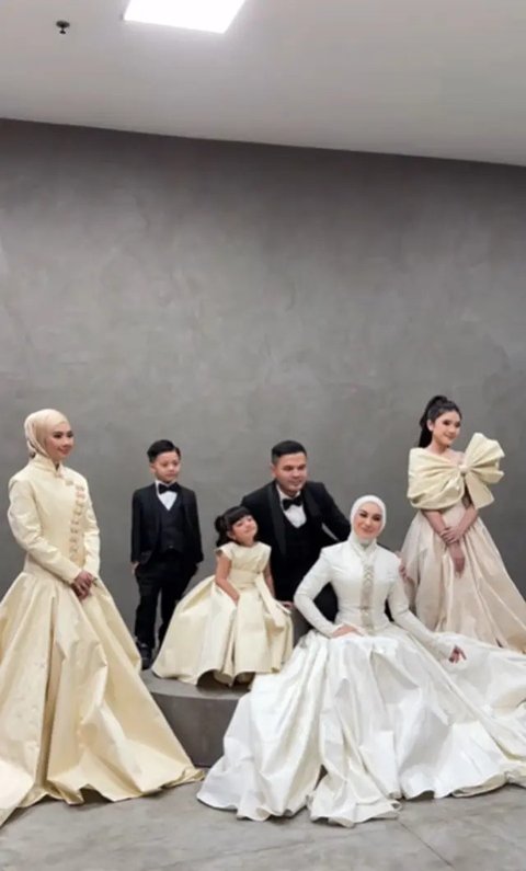 Photoshoot Irish Bella Bersama Keluarga (@riomotret)