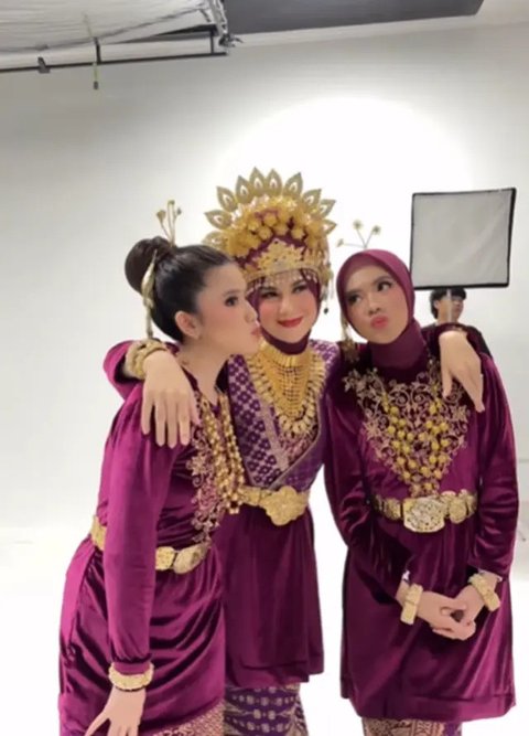 Photoshoot Irish Bella Bersama Keluarga (@riomotret)