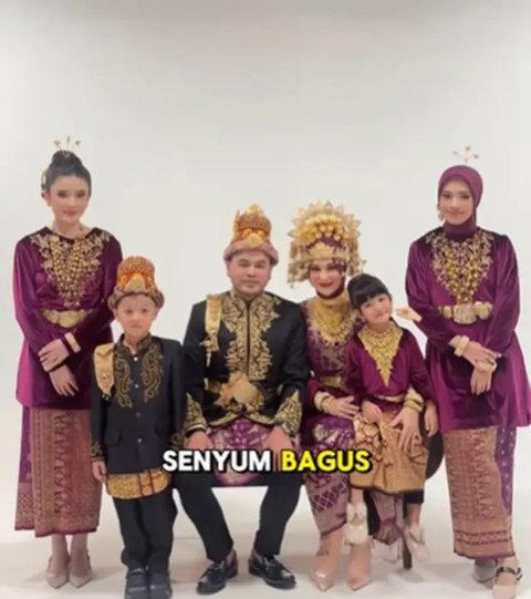 Photoshoot Irish Bella Bersama Keluarga (@riomotret)