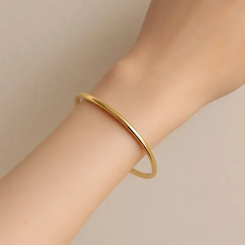 Model Gelang Emas Bangle Terbaru yang Cocok untuk Tangan Kecil/AI