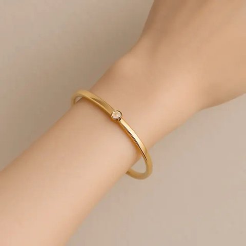 Model Gelang Emas Bangle Terbaru yang Cocok untuk Tangan Kecil/AI