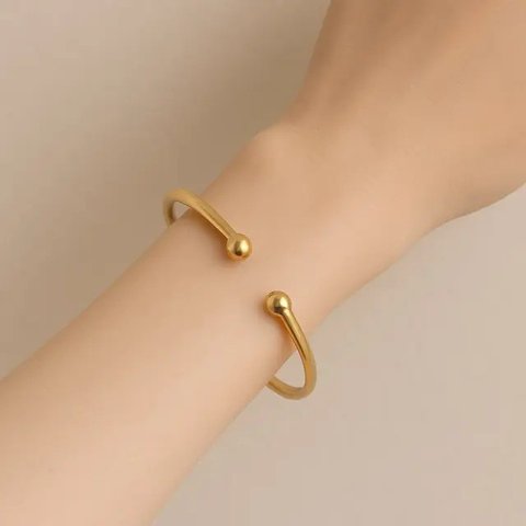 Model Gelang Emas Bangle Terbaru yang Cocok untuk Tangan Kecil/AI