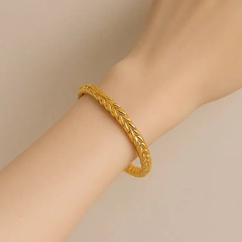 Model Gelang Emas Bangle Terbaru yang Cocok untuk Tangan Kecil/AI