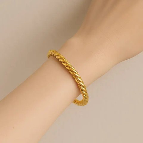 Model Gelang Emas Bangle Terbaru yang Cocok untuk Tangan Kecil/AI