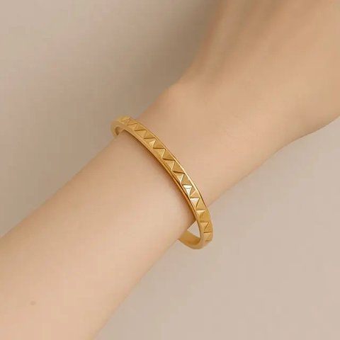 Model Gelang Emas Bangle Terbaru yang Cocok untuk Tangan Kecil/AI