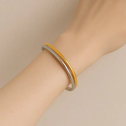 Model Gelang Emas Bangle Terbaru yang Cocok untuk Tangan Kecil/AI