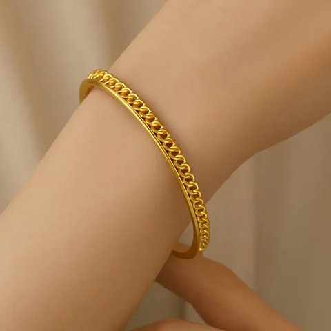 Model Gelang Emas Bangle Terbaru yang Cocok untuk Tangan Kecil/AI