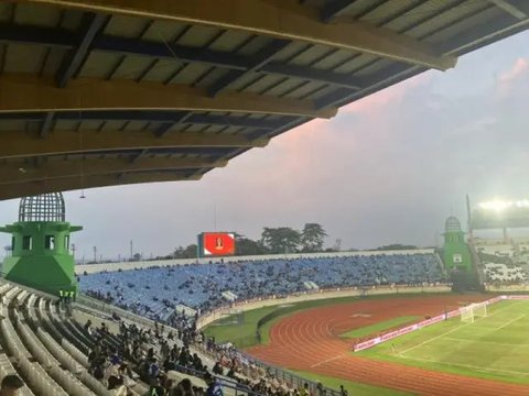 Wartawan Inggris, Liam Rice, menikmati suasana di Stadion Si Jalak Harupat saat menyaksikan Piala Presiden 2025. (Dok. Oxford Mail/Liam Rice)