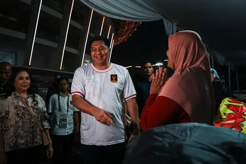 Erick Thohir (tengah) bersama Menpora Dito Ariotedjo (kiri) dan Ketua Steering Committee Piala Presiden 2025, Maruarar Sirait (kanan) dalam opening ceremony Piala Presiden 2025 di Stadion