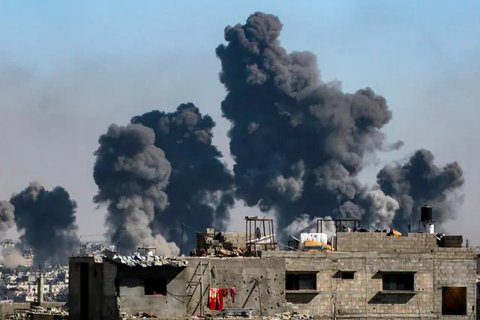 Foto yang diambil dari Jabalia barat, Jalur Gaza tengah ini menunjukkan gumpalan asap yang mengepul akibat pengeboman Israel di Kota Gaza timur pada 9 Juli 2025. (Bashar TALEB/AFP)