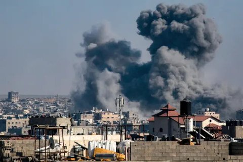 Sedikitnya 20 orang, termasuk enam anak-anak, tewas akibat serangan tersebut. (Bashar TALEB/AFP)